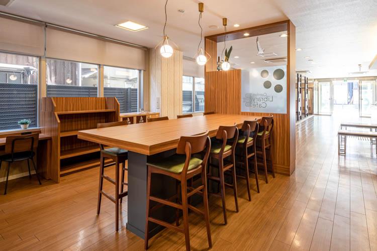 【ライブラリーカフェ】Wi-Fi接続無料◆カフェ内にはコンセントも充実。ワークスペースとしても快適。