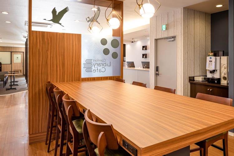 【ライブラリーカフェ】Wi-Fi接続無料◆カフェ内にはコンセントも充実。ワークスペースとしても快適。