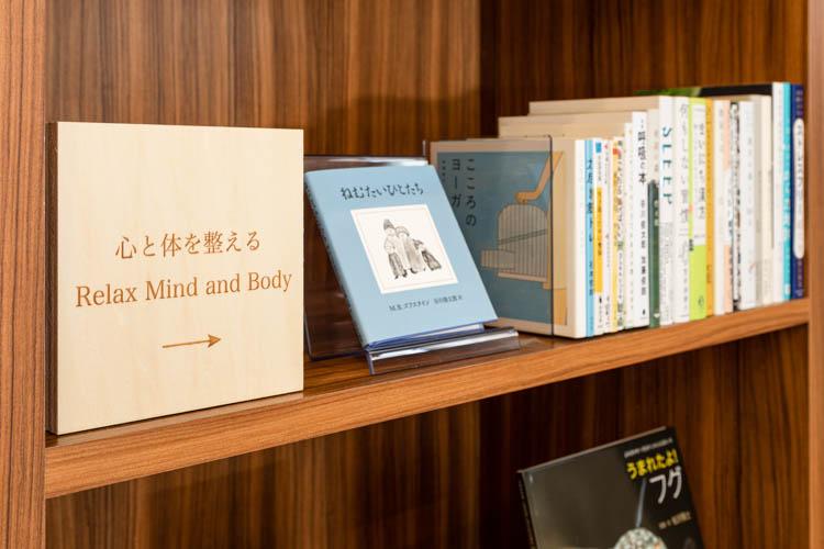 【ライブラリーカフェ】「旅先でちょっと疲れを癒したい」そんな時におすすめの本をセレクト。