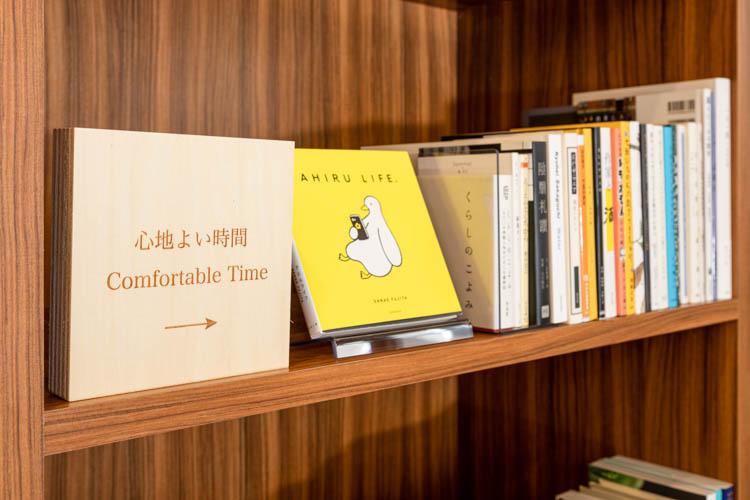 【ライブラリーカフェ】ぱらぱらとページをめくり眺めているだけで、心が落ち着くような本をセレクト。