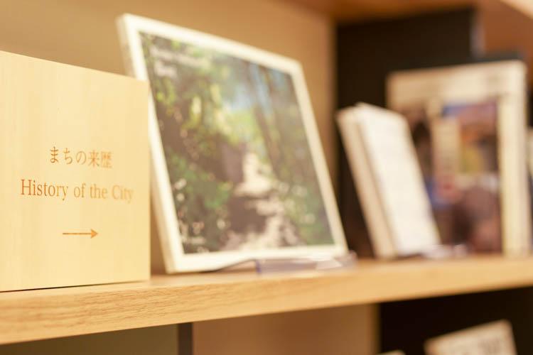 【ライブラリーカフェ】ホテル周辺の地場に関連する本をセレクト。新しい知識を、ぜひおみやげに。