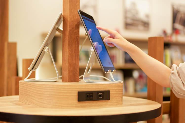 【ライブラリーカフェ】会場内には自由に使えるタブレットも設置