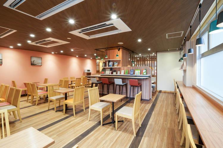 【ライブラリーカフェ】思い思いのひとときをごゆっくりお過ごしいただける空間です