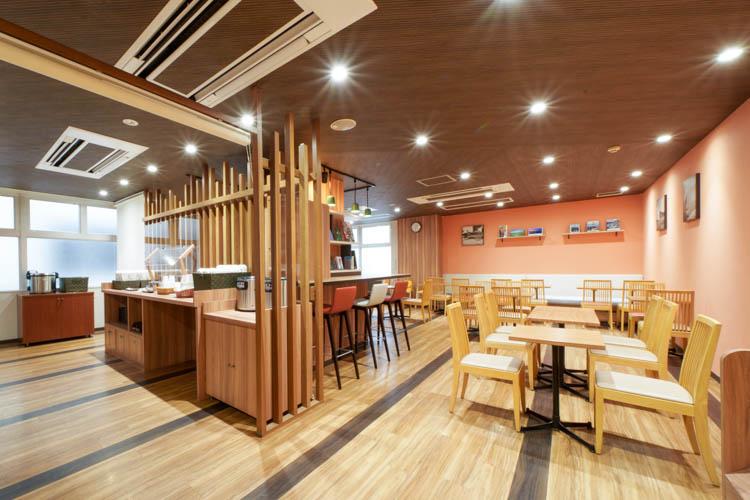 【ライブラリーカフェ】Wi-Fi接続無料◆カフェ内にはコンセントも充実。ワークスペースとしても快適。