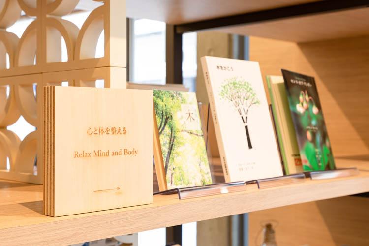 【ライブラリーカフェ】プロが選書した書籍をお楽しみいただけます
