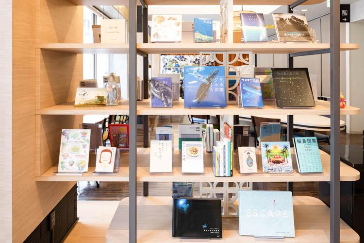 【ライブラリーカフェ】プロが選書した書籍をお楽しみいただけます
