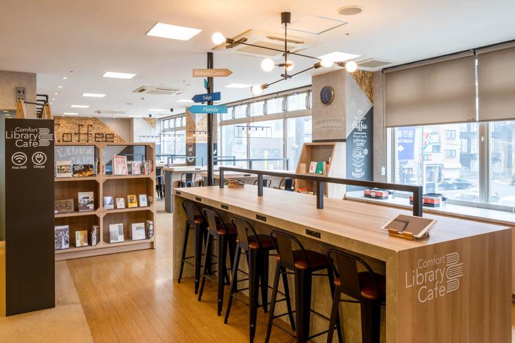 【ライブラリーカフェ】プロが選書した書籍を設置しております。フリードリンクと共にご利用ください。