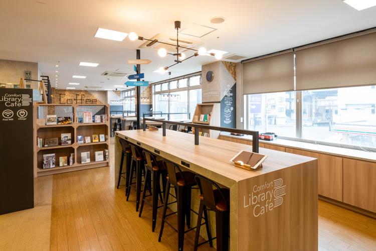 【ライブラリーカフェ】プロが選書した書籍を設置しております。フリードリンクと共にご利用ください。