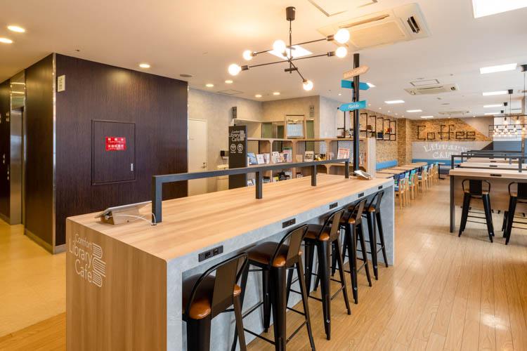 【ライブラリーカフェ】USBコンセント設置。PC作業もデバイス充電も同時にご利用いただけます。