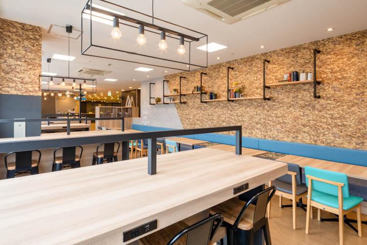 【ライブラリーカフェ】USBコンセント設置。PC作業もデバイス充電も同時にご利用いただけます。