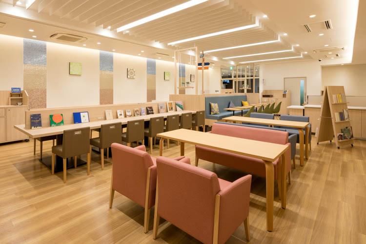 【ライブラリーカフェ】ソファー席でゆったり読書も出来ます
