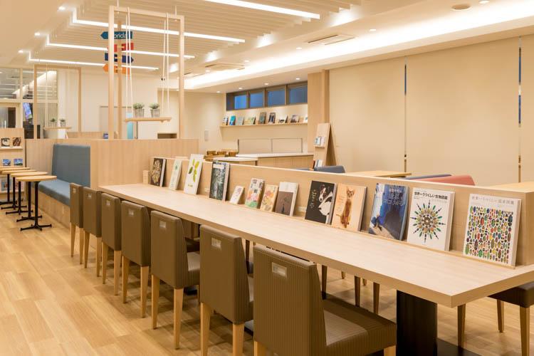 【ライブラリーカフェ】ブックディレクター選書の本は100冊以上ご用意