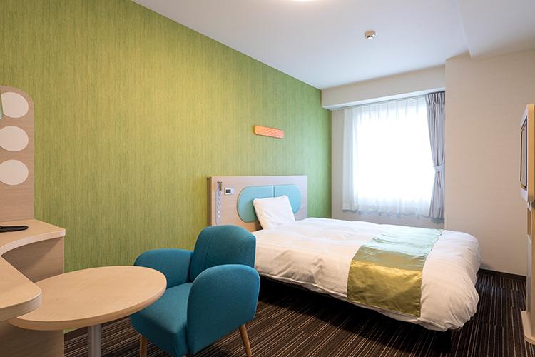 ◆クイーンエコノミー◆ベッド幅164センチ◆広さ15平米◆