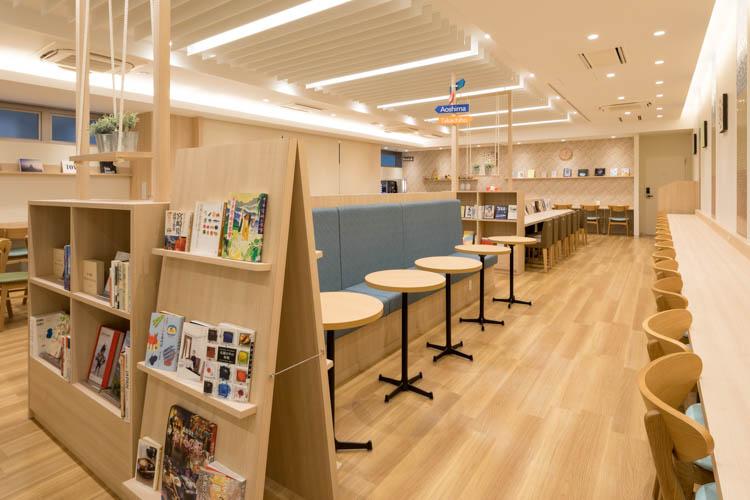 ドリンクを片手に、旅行の相談や仕事をしながらきままにお過ごしいただけます