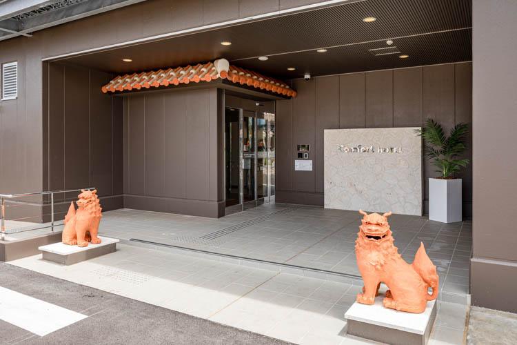 【エントランス】沖縄らしく、シーサーでお出迎え♪記念撮影にもばっちりです。