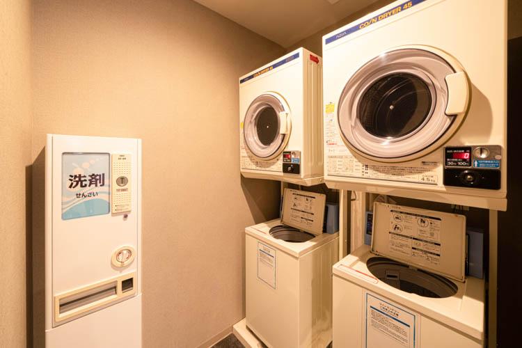 【ランドリー】24時間利用可能なコインランドリー完備。洗剤と柔軟剤は無料でご利用いただけます。