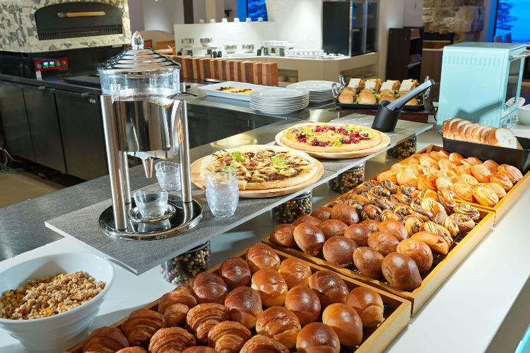 朝食ビュッフェ／パンコーナーには数種類のパンが並びます（イメージ）
