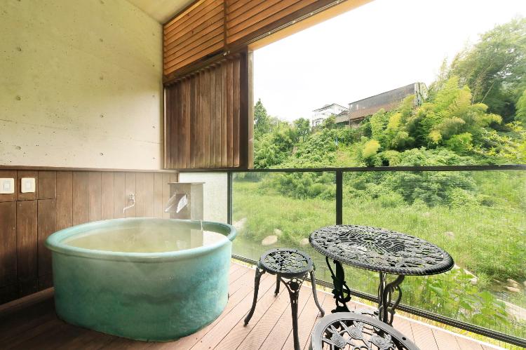客室露天風呂 ※安心しておくつろぎいただけるよう、バルコニーに目隠し用カーテンをご用意しております。
