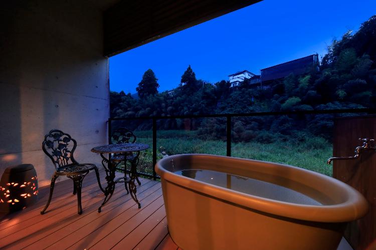 客室露天風呂 ※安心しておくつろぎいただけるよう、バルコニーに目隠し用カーテンをご用意しております。