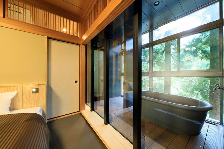 【温泉半露天風呂付特別和洋室】客室の半露天風呂では温泉をご利用いただけます。