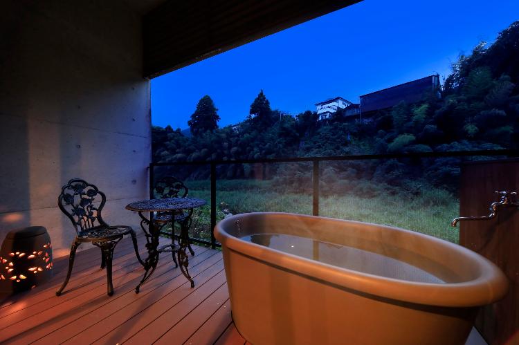 客室露天風呂<BR>※安心しておくつろぎいただけるよう、バルコニーに目隠し用カーテンをご用意しております。<BR>※客室の露天風呂は沸かし湯です。温泉ではございません。