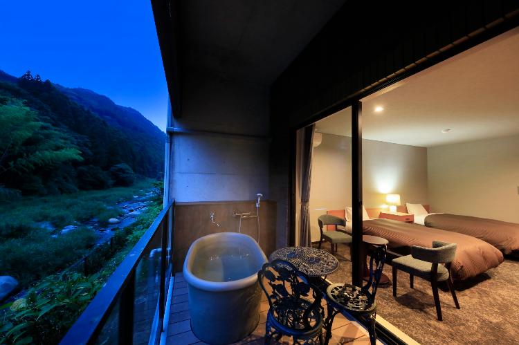 客室露天風呂 ※安心しておくつろぎいただけるよう、バルコニーに目隠し用カーテンをご用意しております。