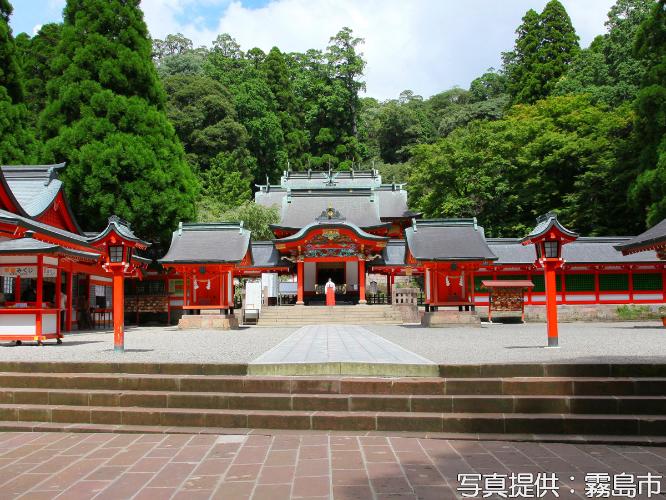 ≪霧島神宮≫樹齢800年の御神木、霧島七不思議などパワースポットとしても有名（当館から車で約15分）