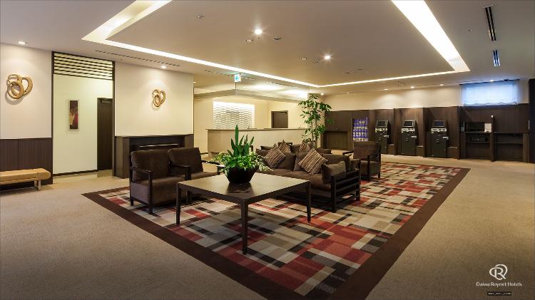 【2Fフロント・ロビー】広々とした明るいロビーは、お待ち合わせや歓談にご利用くださいませ。