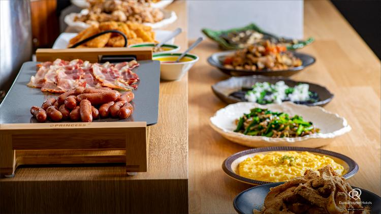 【朝食ビュッフェ】ウインナーやベーコン、卵料理の洋食や、魚の塩焼き、筑前煮などの和食も充実。