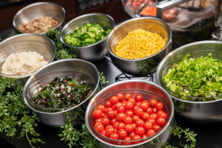 朝食ビュッフェ（サラダコーナー）