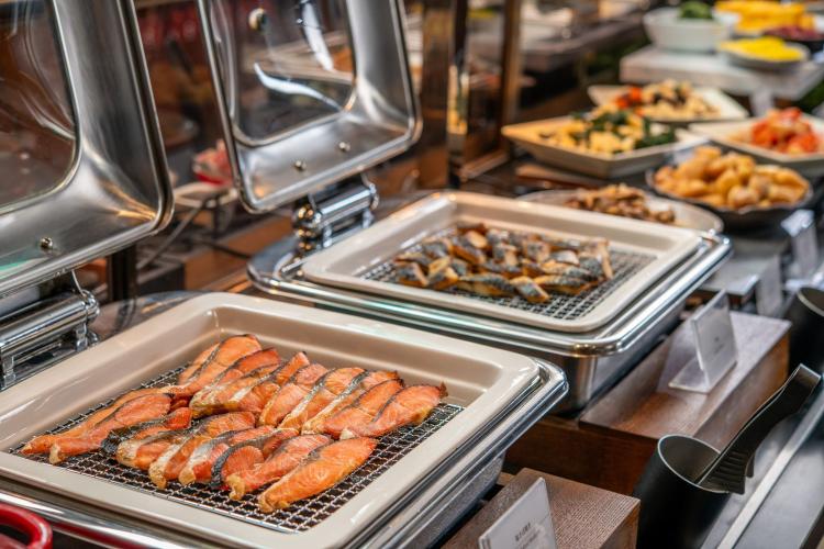 朝食ビュッフェ（焼き魚コーナー）