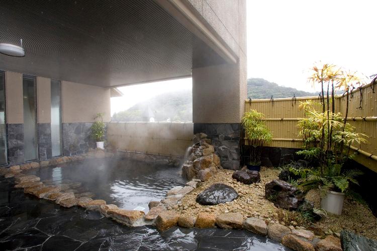 平成九年に高知市で初湧出した天然温泉。泉質は「ナトリウム塩化物泉」