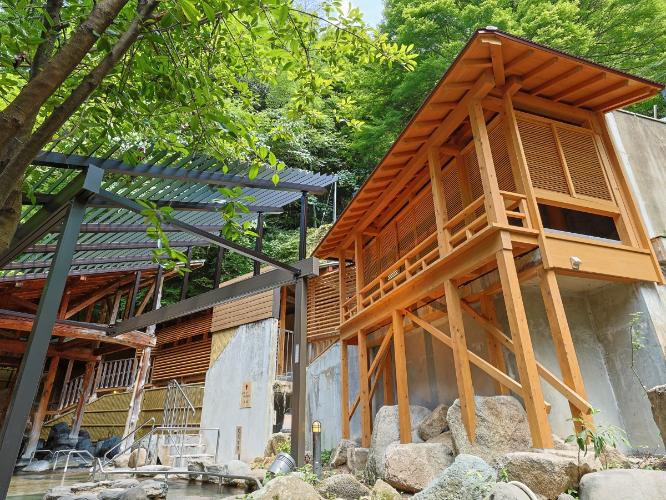 【左の湯】投入堂洞窟(なげいれどうどうくつ)風呂の外観