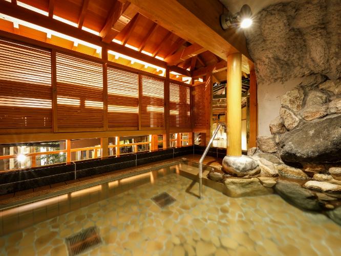 【左の湯】投入堂洞窟(なげいれどうどうくつ)風呂　　※温泉かけ流し