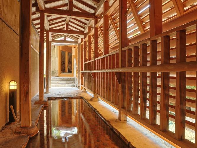 【左の湯】足湯　※投入堂洞窟風呂へと続く回廊