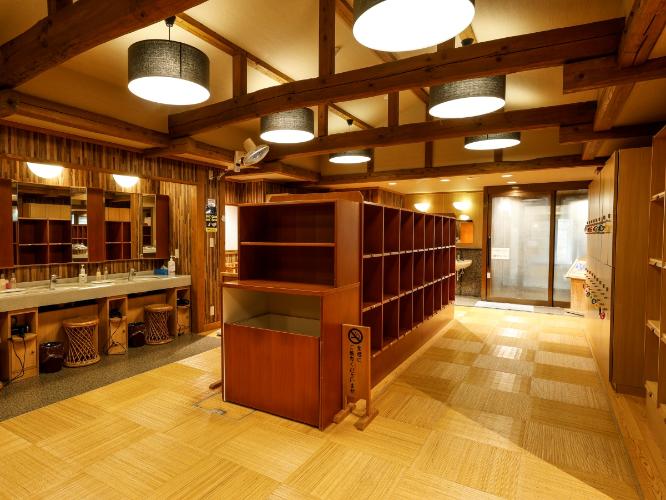 【左の湯】脱衣場