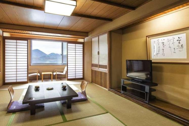 【湖側和室】畳にはリラックス効果が御座いますどうぞゆったりとお寛ぎ下さいませ