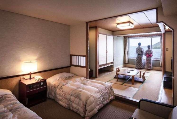 【湖側和洋室】広々10畳の和室を備えたお部屋です