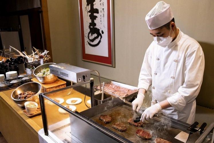 【実演ステーキ】シェフが目の前で焼き上げるステーキをどうぞ！ 