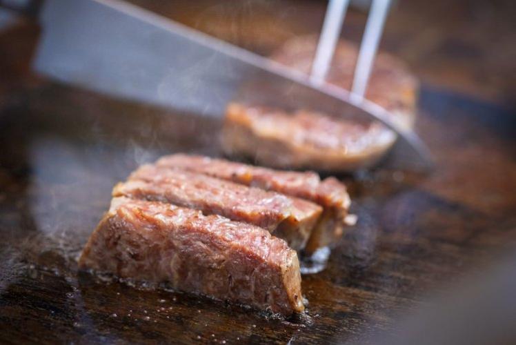 【実演ステーキ】シェフが目の前で焼き上げるステーキをどうぞ！