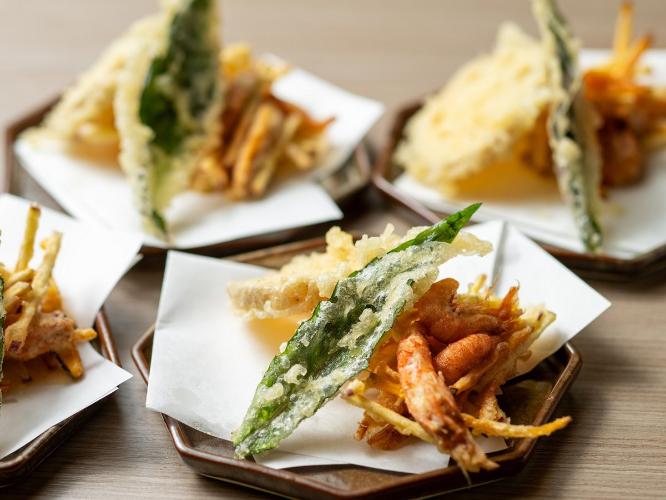 季節の天ぷらとガスエビと加賀野菜のかき揚げはライブキッチンで揚げたてを｜夕食提供イメージ