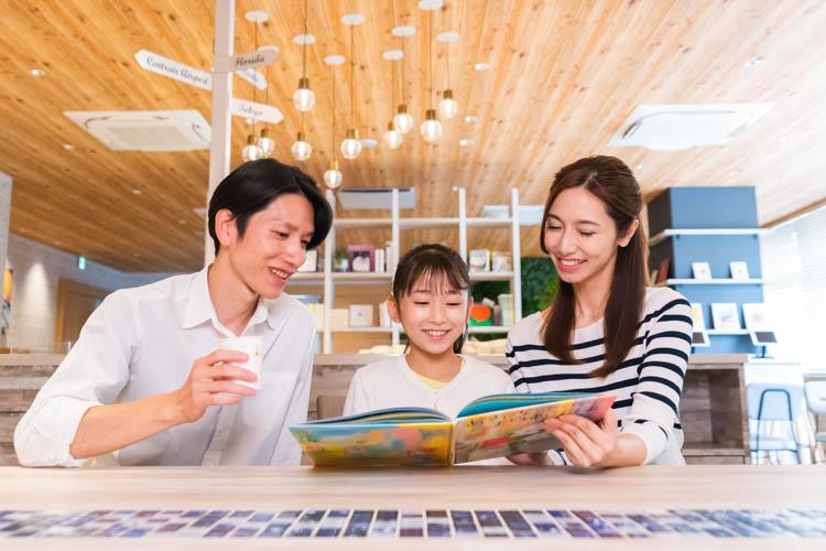 【ライブラリーカフェ】お子さまも楽しめる本もご用意。開放的な空間でゆったりした時間をお過ごしください