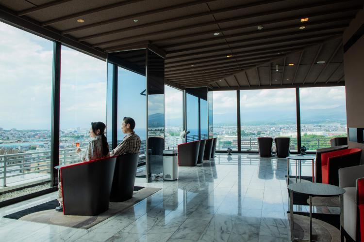 【SKY SALON BOUKYOU】時間ごとに表情を変える函館の街並みを眺めながら過ごすひと時を