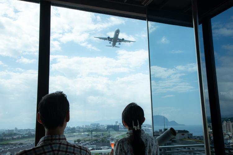 【SKY SALON BOUKYOU】湯の川地区で最も高い場所にあるラウンジ。空と飛行機が近くに感じられる