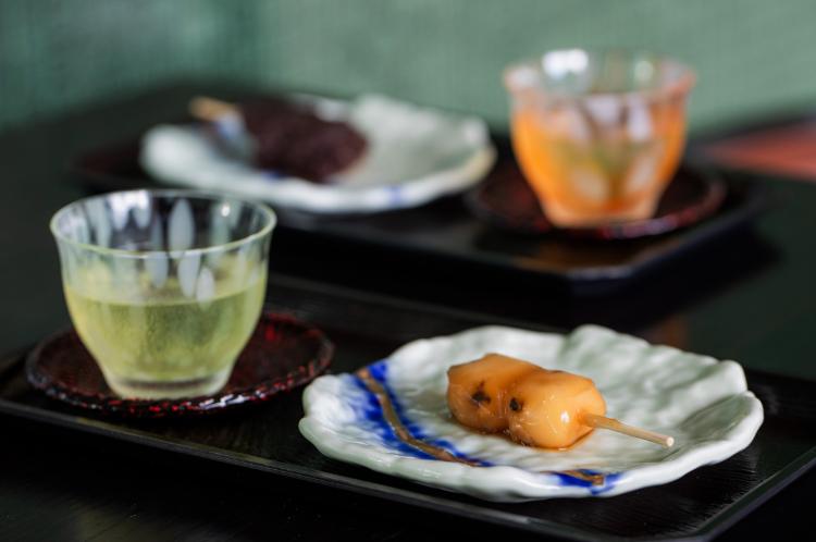 【ウォーターサイドカフェ YUGEN】チェックイン時のおもてなし。函館の老舗菓子店「銀月」のお団子とお茶※イメージ