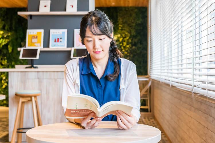 【ライブラリーカフェ】旅先でもゆったりとした時間をお過ごしいただけます。