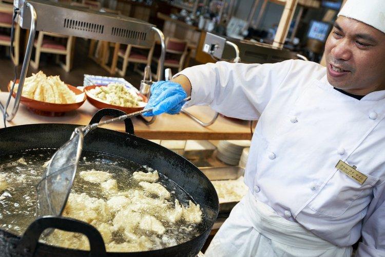 3種類の調味料で食べる天ぷら3点盛り！天丼にして食べるのもおすすめです
