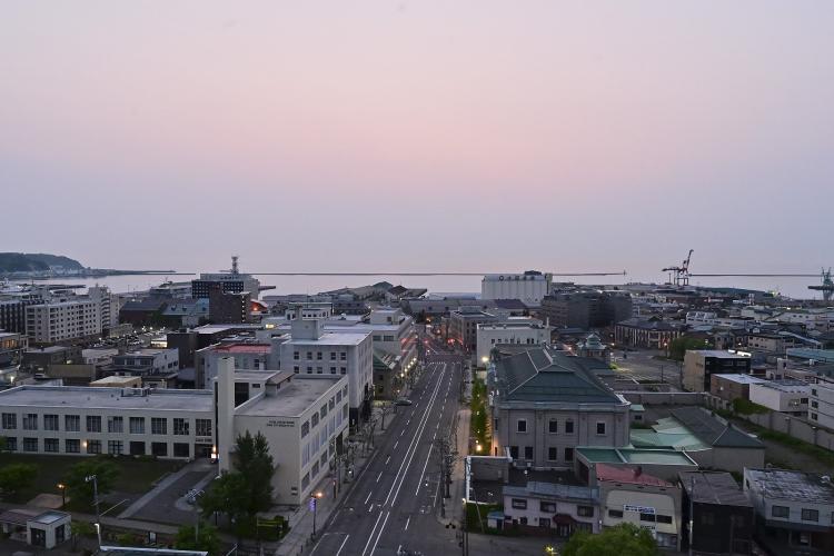 【展望露天風呂からの夜明けの街】