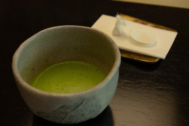 【お抹茶】松泉湖に浮かぶお茶室「無量庵」でお召し上がりください。