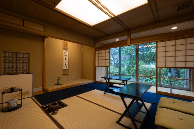 【お茶室　無量庵】松泉湖と庭園をご覧いただけます。